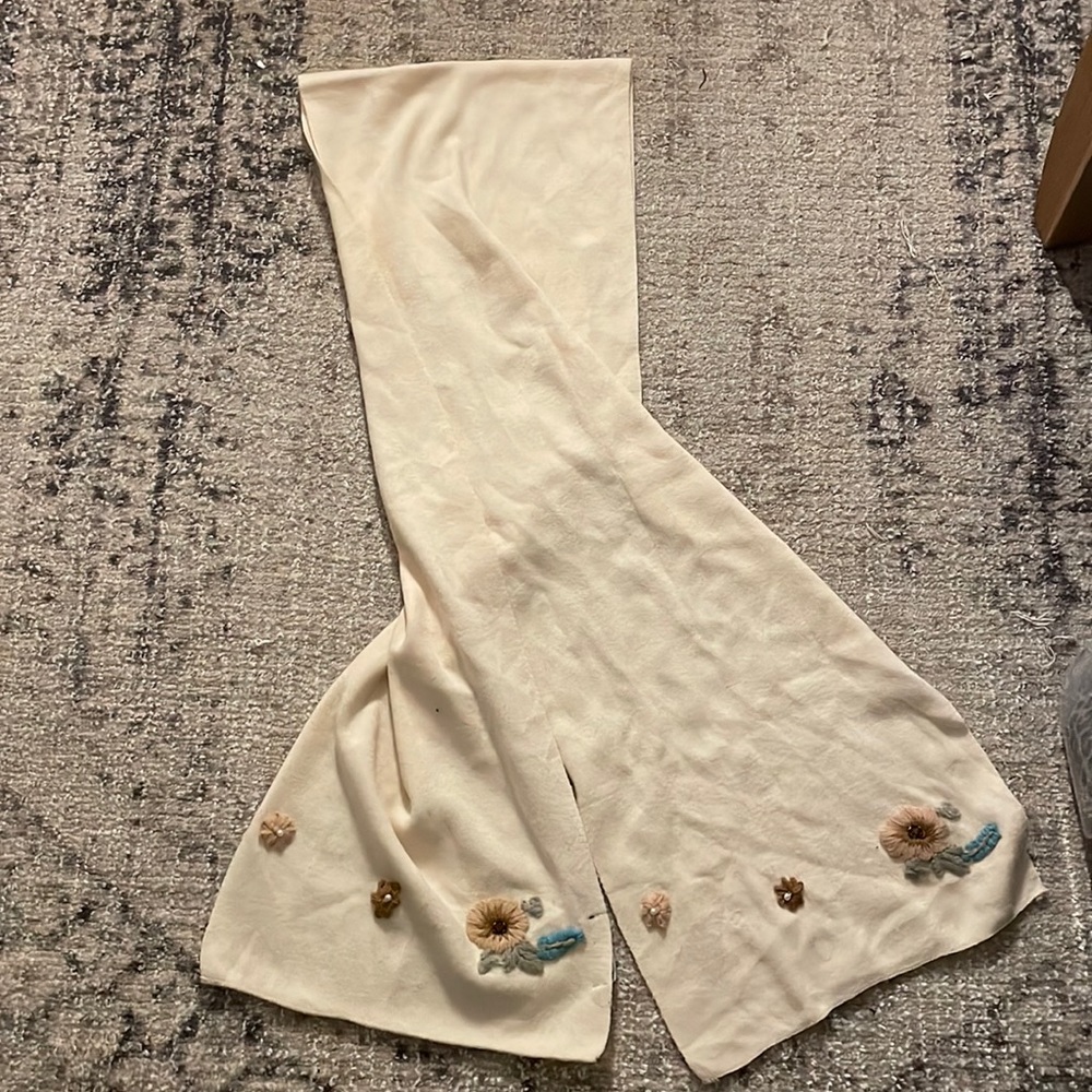 Ivory Scarf with embroidered flowers